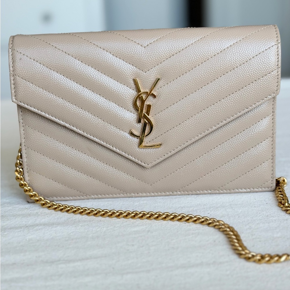 Cassandre Envelope Chain Wallet in Grain de Poudre Leather – Dark Beige